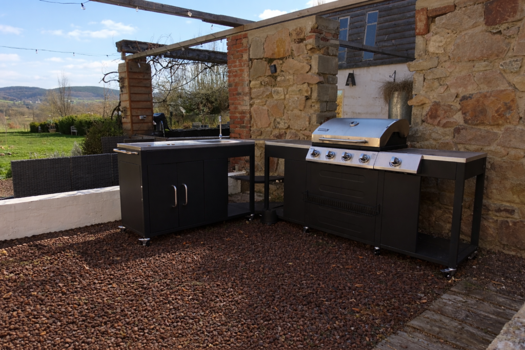 Cuisine extérieure du gîte Le Cœur d’Estourgie dans le jardin