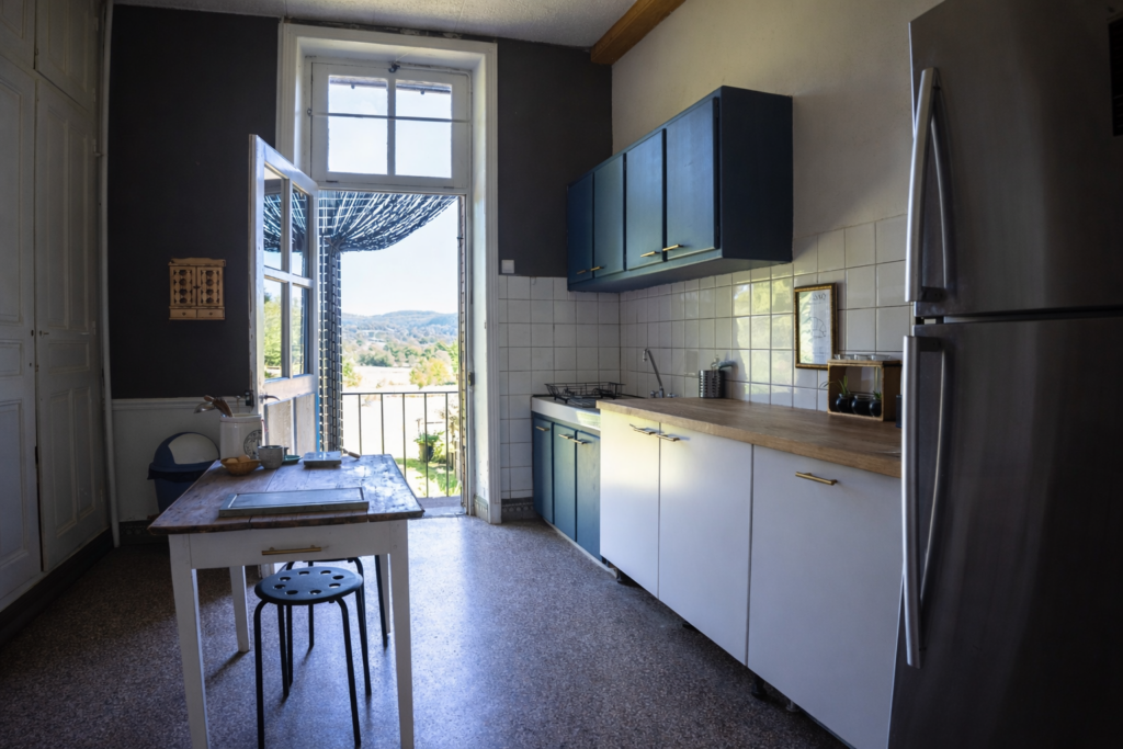 Cuisine spacieuse et fonctionnelle du gîte à Pionsat