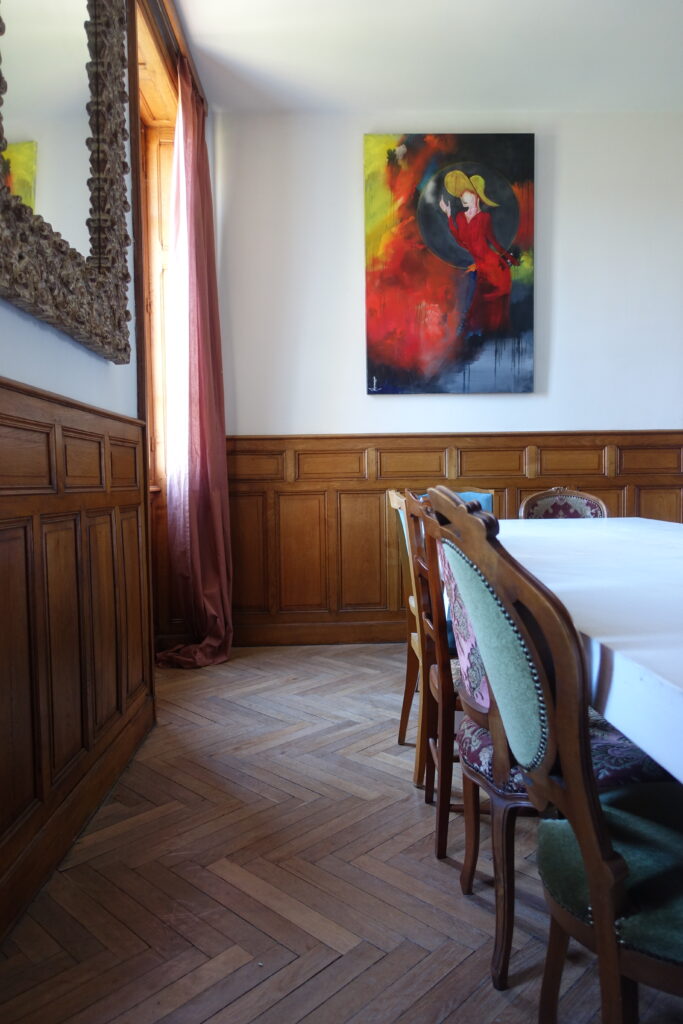 Espace repas convivial dans le gîte à Pionsat