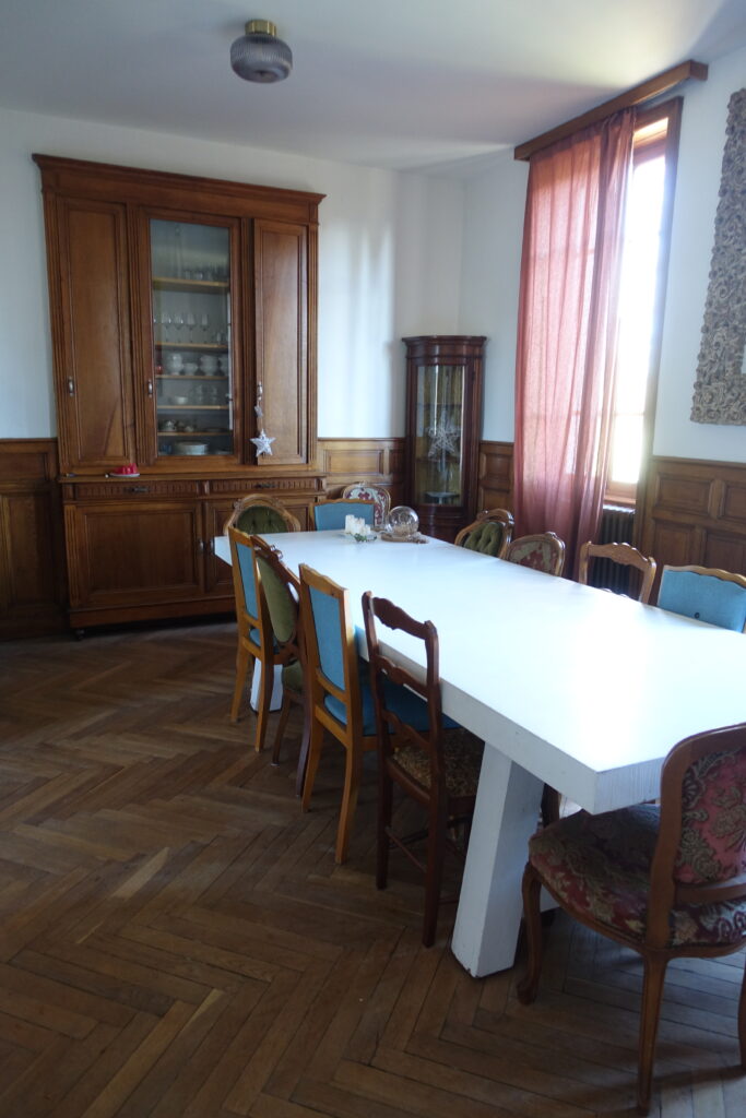 Salle à manger du gîte Le Cœur d’Estourgie avec grande table