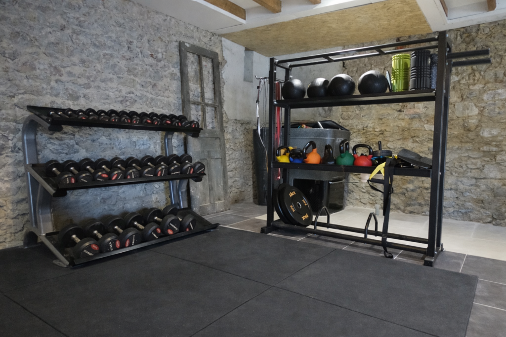 Matériel de fitness dans la salle de sport du gîte