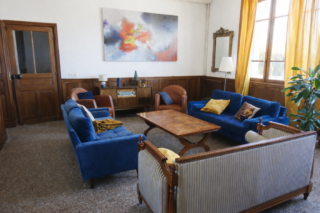 Espace salon confortable dans le gîte Le Cœur d’Estourgie