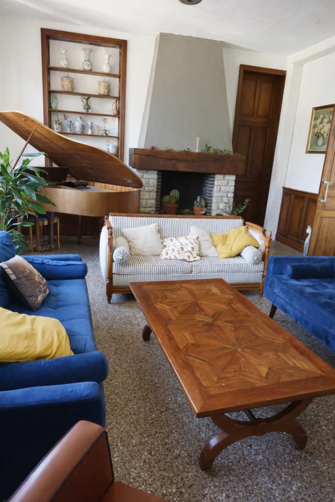 Salon lumineux du gîte Le Cœur d’Estourgie à Pionsat