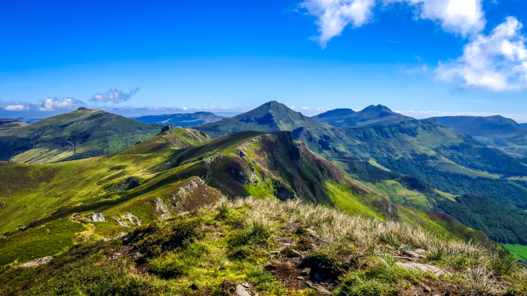 Vue sur les volcans de la Chaîne des Puys en Auvergne avec panorama naturel