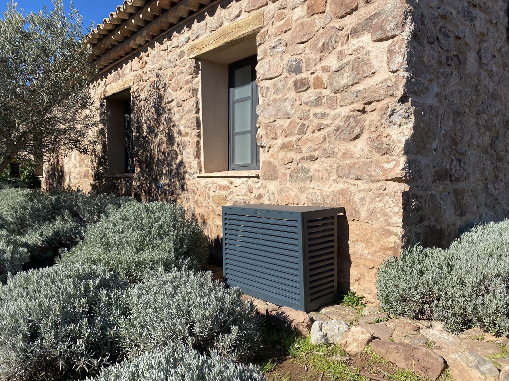 Habillage décoratif pour une unité extérieure de climatisation